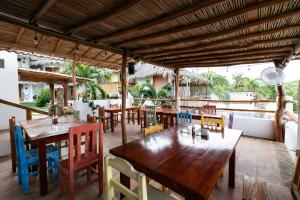 een eetkamer met houten tafels en stoelen bij Hotel Boutique at Cuatunalco in Cuatunalco