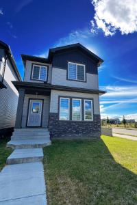 エドモントンにあるChic Modern Home,King Bed,Fireplace,Disneyの黒家住宅