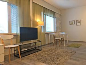 TV a/nebo společenská místnost v ubytování Muurame-City huoneet