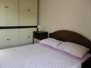 Ένα ή περισσότερα κρεβάτια σε δωμάτιο στο Stonehouse apartment