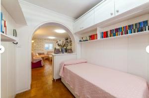 sypialnia z łóżkiem i salonem w obiekcie Chalet con piscina privada Cortijo Indalo VTAR/AL/00447 w mieście Pechina +19 zdjęć
