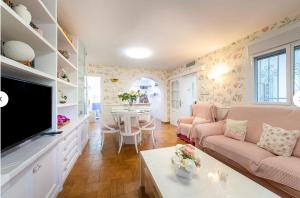 salon z kanapą, telewizorem i stołem w obiekcie Chalet con piscina privada Cortijo Indalo VTAR/AL/00447 w mieście Pechina