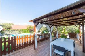 drewniana pergola z białym stołem na pokładzie w obiekcie Chalet con piscina privada Cortijo Indalo VTAR/AL/00447 w mieście Pechina