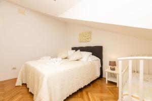 Postel nebo postele na pokoji v ubytování Apartments Emma