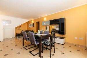 TV a/nebo společenská místnost v ubytování Apartments Emma