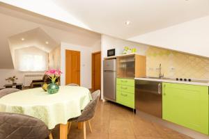 Kuchyň nebo kuchyňský kout v ubytování Apartments Emma
