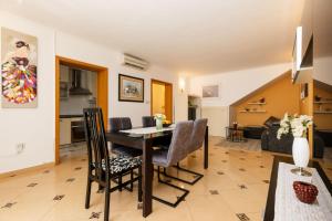 Kuchyň nebo kuchyňský kout v ubytování Apartments Emma