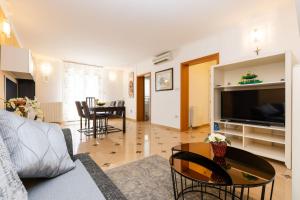 TV a/nebo společenská místnost v ubytování Apartments Emma