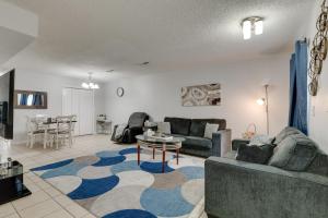 ナッシュビルにある2 BDR with Free Parking! 2M to Broadway!のソファとテーブルのあるリビングルーム