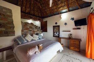 een slaapkamer met een groot bed in een kamer bij Hotel Boutique at Cuatunalco in Cuatunalco