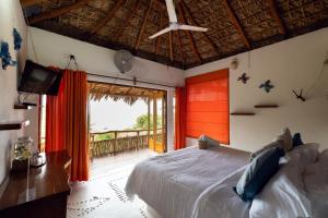 een slaapkamer met een bed en een groot raam bij Hotel Boutique at Cuatunalco in Cuatunalco +201 foto's