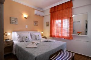 a bedroom with a bed with towels on it at Favola Golden Beach Villa in Daratso