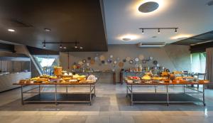 uma cozinha com duas mesas repletas de comida em Blue Tree Towers Rio Poty em Teresina mais 115 fotografias