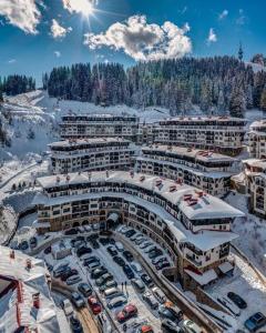 eine Luftaufnahme eines Resorts im Schnee in der Unterkunft Yanevi Apartments at Grand Monastery Pamporovo in Pamporowo