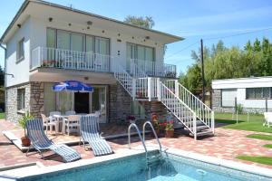 una casa con piscina di fronte a una casa di Family Home Apartment a Zamárdi