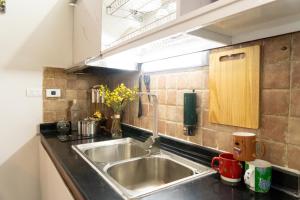 Nhà bếp/bếp nhỏ tại Hione Stay +42 ảnh
