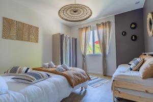 En eller flere senge i et værelse på Mamy Blue - Maison proche Lac de Cazaux