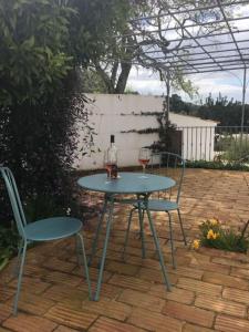 una mesa y 2 sillas con copas de vino en el patio en San Salvatore, en Querença 14 fotos más