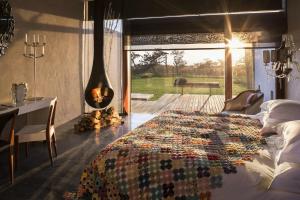 Uma cama ou camas num quarto em Areias do Seixo Hotel