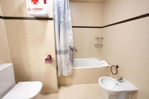 a bathroom with a tub and a toilet and a sink at Cuencaloft Villacuenca in Cuenca