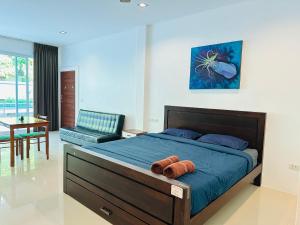 Un dormitorio con una cama grande y una silla. en Coastal Oasis - Poolside Retreat, en Nathon Bay 12 fotos más