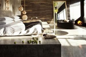 Uma cama ou camas num quarto em Areias do Seixo Hotel