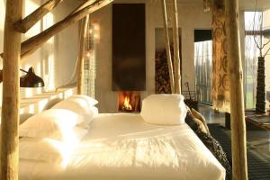 Uma cama ou camas num quarto em Areias do Seixo Hotel