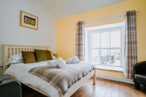 Tempat tidur dalam kamar di Peak District, The Greyhound Inn, Warslow circa 1750