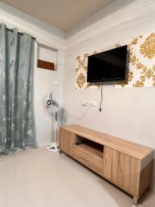 Μια τηλεόραση ή/και κέντρο ψυχαγωγίας στο Condo Stay in Puerto Princesa +1 φωτογραφίες