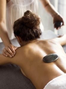 uma mulher recebendo uma massagem de um terapeuta em Areias do Seixo Hotel em Santa Cruz