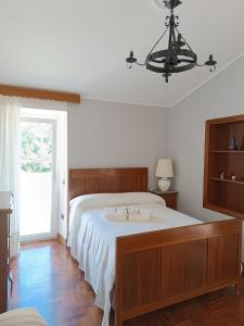 OtricoliにあるVilla Francaのベッドとシャンデリアのある寝室