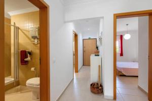 Il comprend une chambre et une salle de bains pourvue de toilettes. dans l'établissement T2 Encosta São José by Gabi Miguel, à Guia