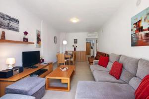 un salon avec un canapé et une télévision dans l'établissement T2 Encosta São José by Gabi Miguel, à Guia 19 autres photos