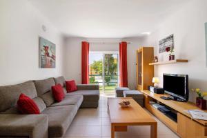 un salon avec un canapé et une télévision dans l'établissement T2 Encosta São José by Gabi Miguel, à Guia