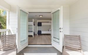 En eller flere senge i et værelse på Brothers Beach Bungalow by Oversee 30A