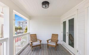 En balkon eller terrasse på Brothers Beach Bungalow by Oversee 30A