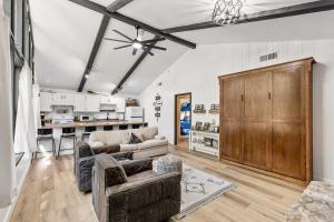 ein Wohnzimmer mit einem Sofa und einer Holztür in der Unterkunft Harry Potters Hideaway- Walking distance to golf course, food, coffee, shops, ice cream, athletic club and more! in East Flagstaff + 16 Fotos