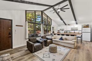 ein Wohnzimmer mit einem Sofa und Stühlen sowie eine Küche in der Unterkunft Harry Potters Hideaway- Walking distance to golf course, food, coffee, shops, ice cream, athletic club and more! in East Flagstaff