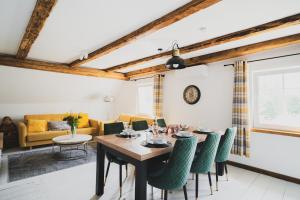 a dining room with a table and chairs at Apartament Sadyba in Świeradów-Zdrój
