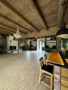 Φωτογραφία από το άλμπουμ του Ülase Nature Lodge Sleeps 20 and Optional Smoke Sauna σε Lohu