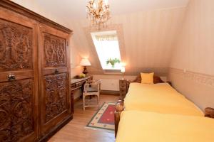 a bedroom with a bed and a dresser and a desk at Meerblick in Binz