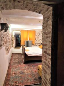 a bedroom with a bed and a brick wall at Deluxe-Appartement-70m2-mit-Fruehstueck-Gruppenunterkuenfte-im-Oberharz in Sankt Andreasberg