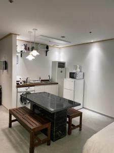 Ett kök eller pentry på New Open Hongdae tiger House