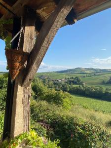 a view of the rolling hills from a farm house at Cottage en vignoble in Leynes