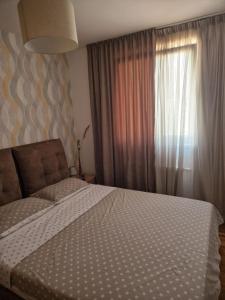 a bedroom with a bed and a window at VV apartman in Bijeljina