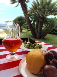 een tafel met borden eten en een glas thee bij Salt Water Villa in Santa Cruz