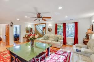 Fotografie z fotogalerie ubytování Coloma Retreat with Fire Pit, Walk to Beaches! v destinaci Watervliet