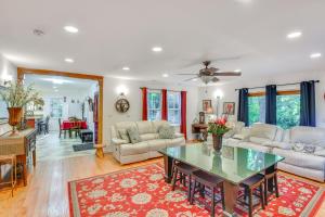 Fotografie z fotogalerie ubytování Coloma Retreat with Fire Pit, Walk to Beaches! v destinaci Watervliet