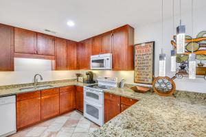 Fotografie z fotogalerie ubytování Coloma Retreat with Fire Pit, Walk to Beaches! v destinaci Watervliet