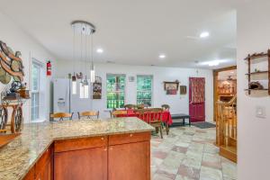 Η κουζίνα ή μικρή κουζίνα στο Coloma Retreat with Fire Pit, Walk to Beaches!